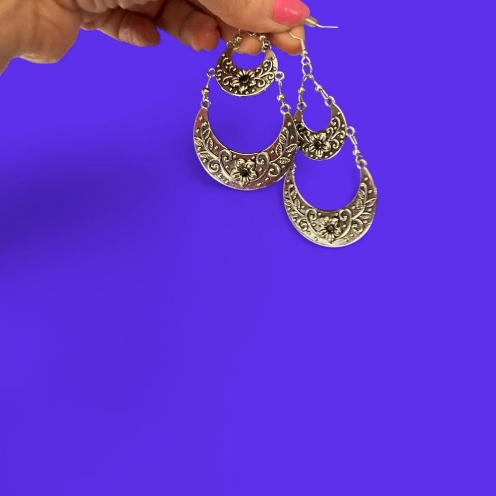 Silver tone floral dangle earrings #floral